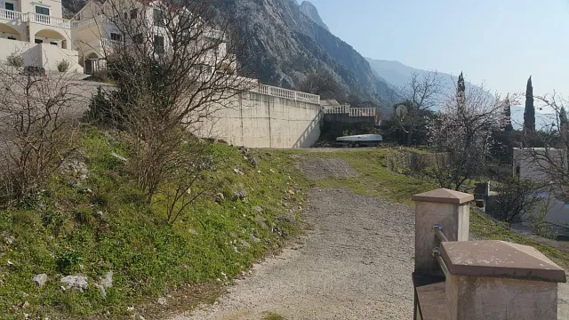 Zum Verkauf steht ein Haus mit großem Grundstück in Dobrota, — photo 37